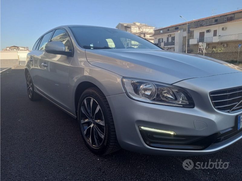 Grigio Usata 2017 Volvo V60 Station wagon | 10.500 € (Buon prezzo) - Immagine 1/4