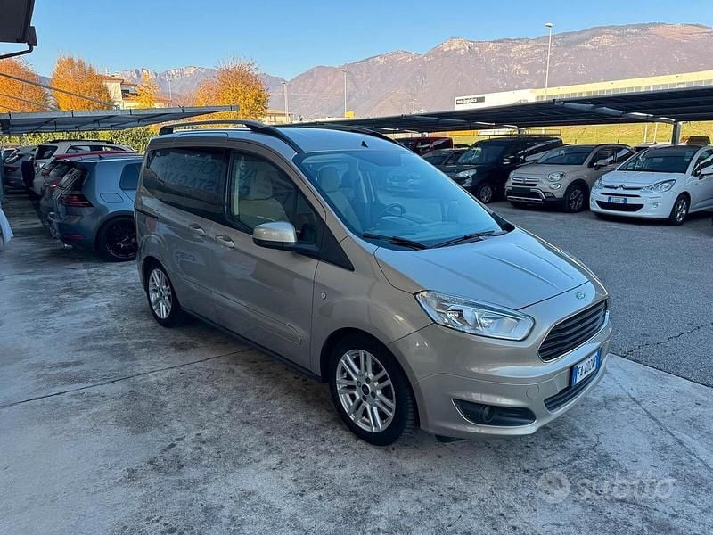 Usata Ford Tourneo Courier 75 CV (55 kW) 2015 Marrone Monovolume