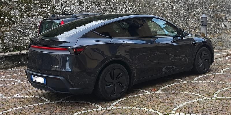 Usata Tesla Model Y Long Range AWD 378 kW (514 CV) 2025 Grigio SUV