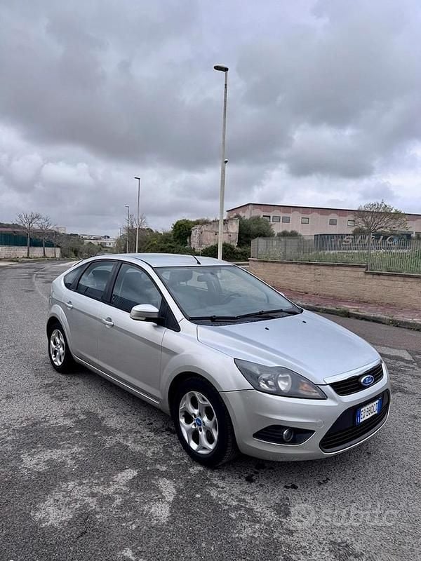 Usata Ford Focus 110 CV (80 kW) 2011 Grigio Utilitaria