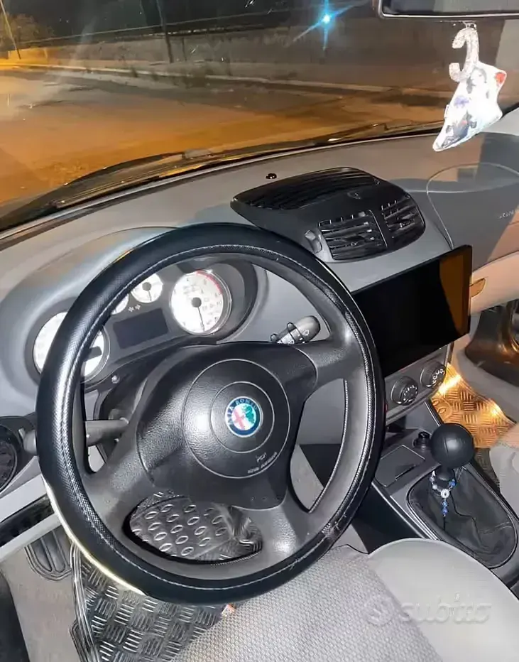 Usata Alfa Romeo 147 116 CV (85 kW) 2005 Blu Utilitaria