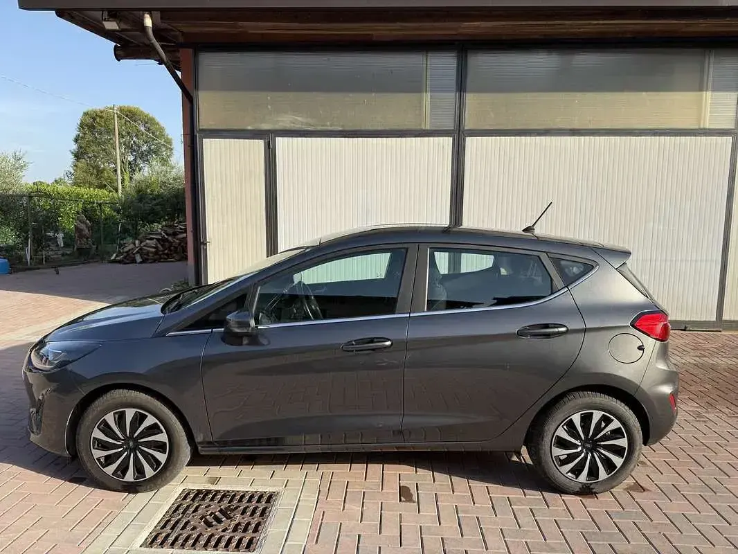 Usata Ford Fiesta Titanium 75 CV (55 kW) 2023 Grigio Utilitaria