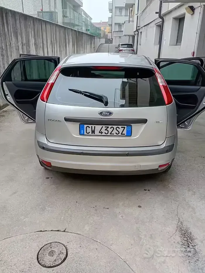 Usata Ford Focus 90 CV (66 kW) 2005 Grigio Berlina