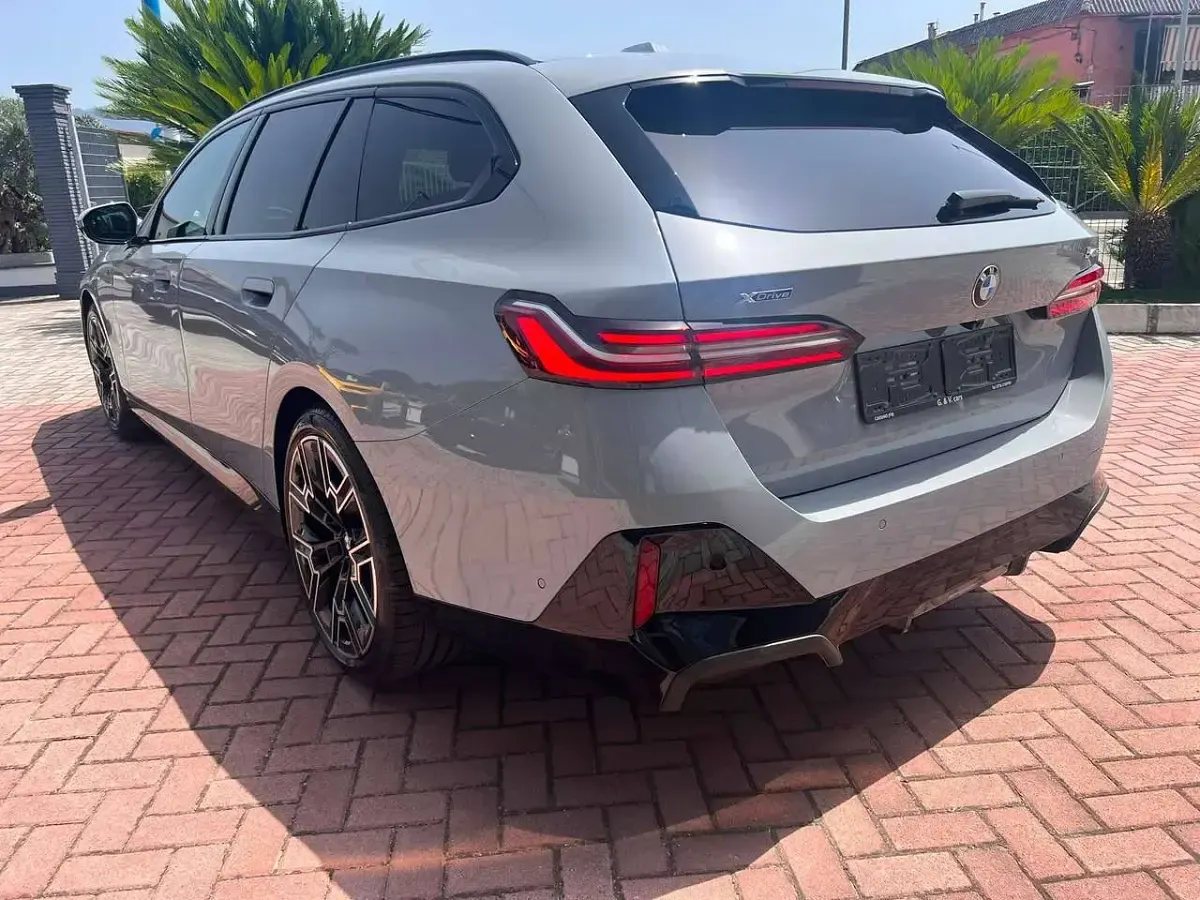 Usata BMW 540 M Sport 303 CV (222 kW) 2025 Grigio Station wagon