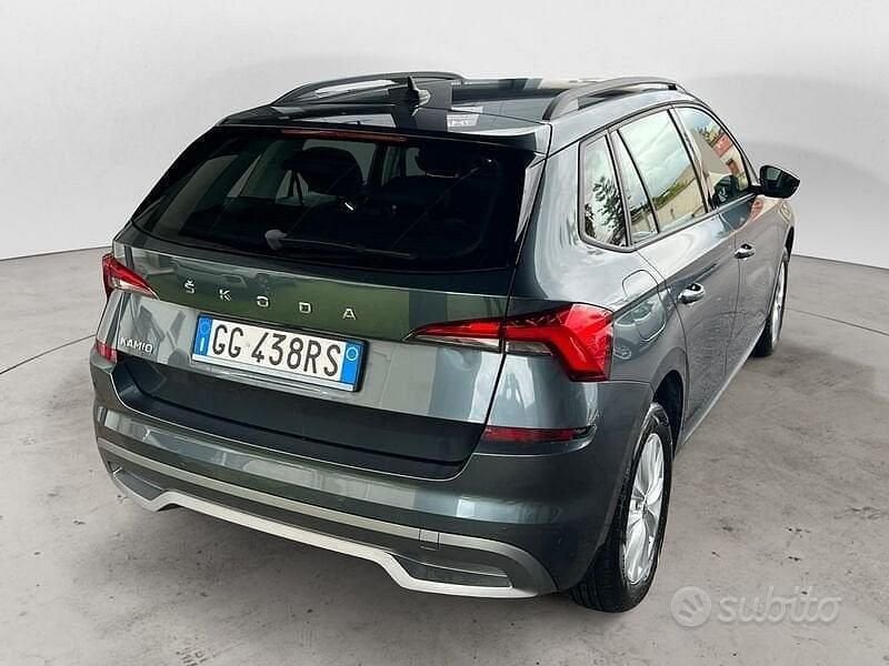 Usado Skoda Kamiq Ambition 95 CV (69 kW) 2021 Gris SUV