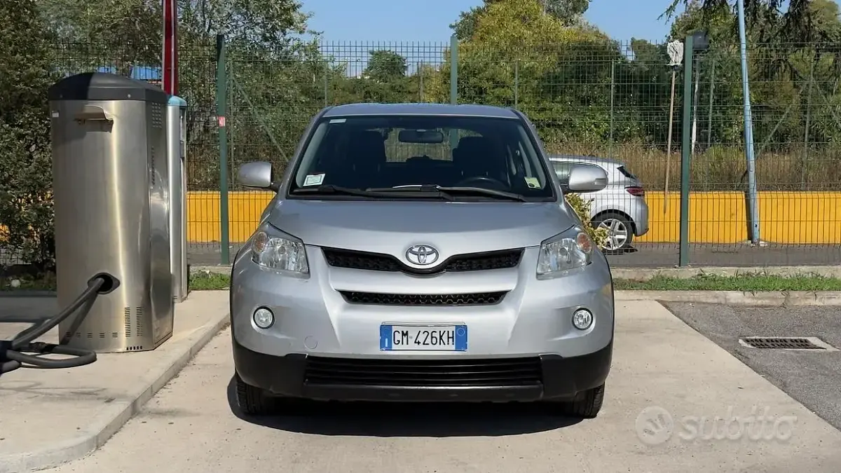 Usata Toyota Urban Cruiser Luxury 100 CV (73 kW) 2010 Grigio Utilitaria