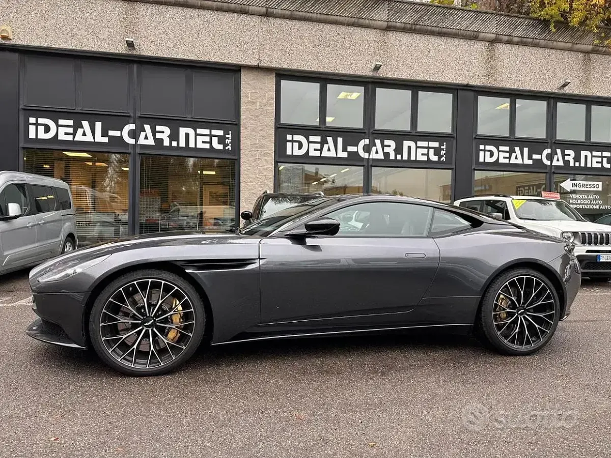 Usata Aston Martin DB11 534 CV (392 kW) 2023 Grigio Coupé