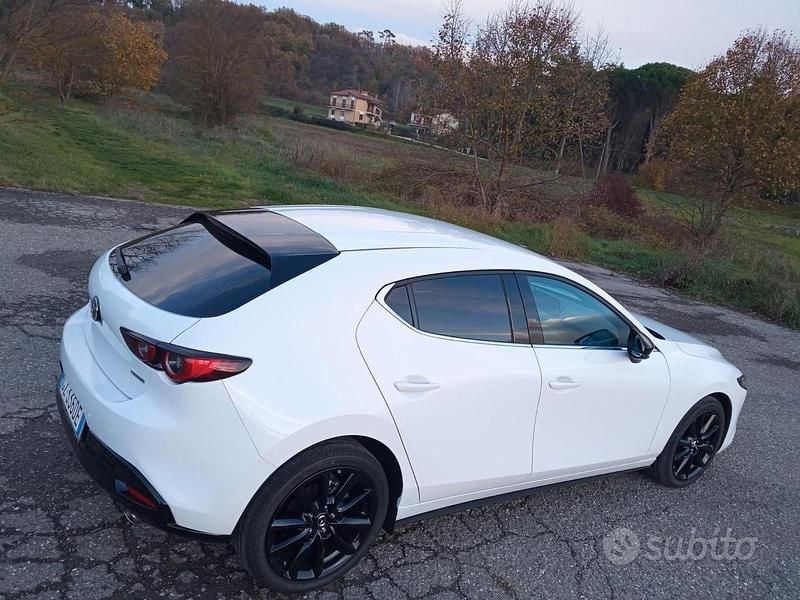Bianco Nuova 2025 Mazda 3 Homura-Line Tre volumi | 25.400 € - Immagine 1/4