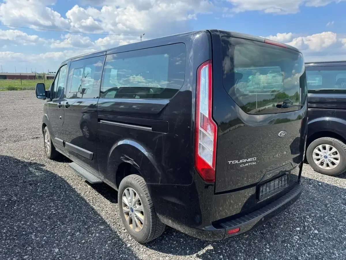Usata Ford Tourneo Custom 105 CV (77 kW) 2023 Agate black met. Furgone