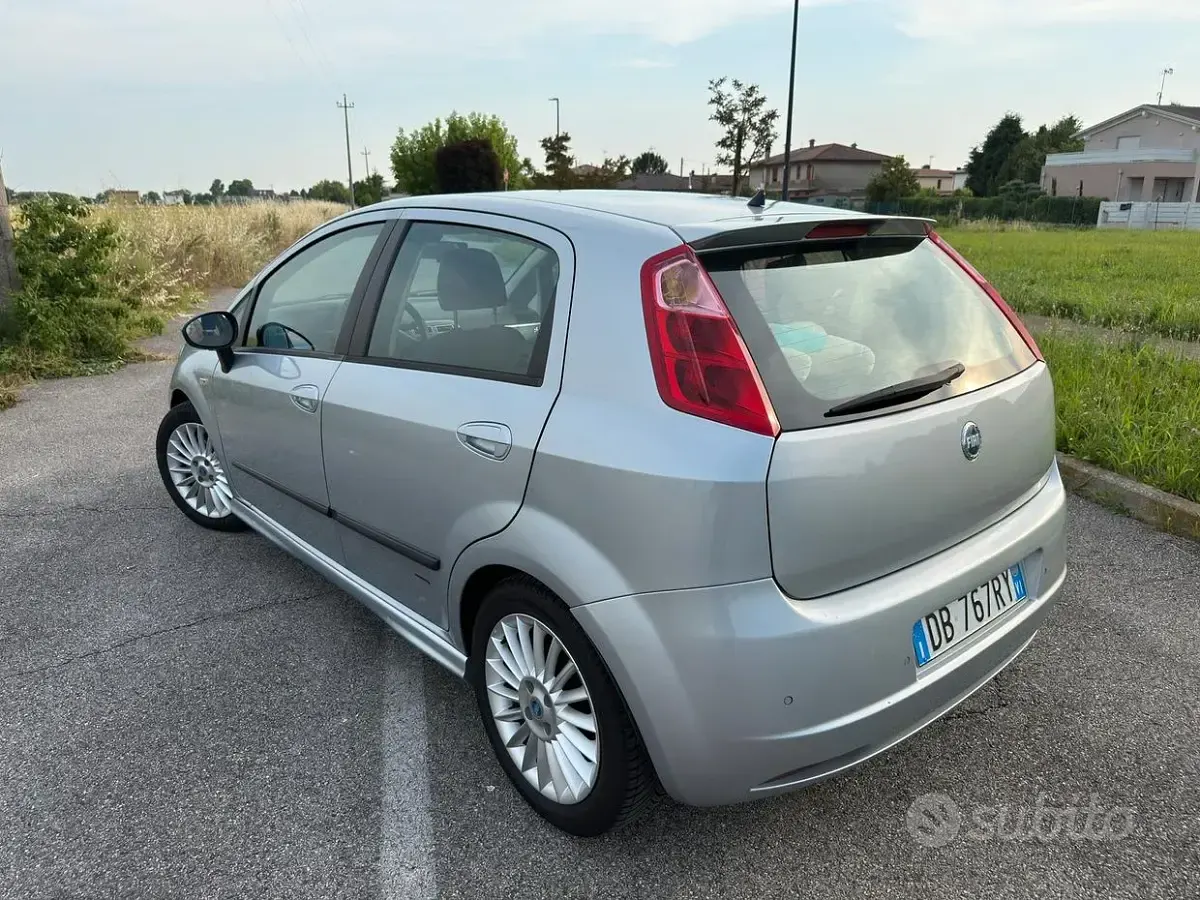 Usata Fiat Grande Punto Dynamic 90 CV (66 kW) 2006 Grigio Utilitaria