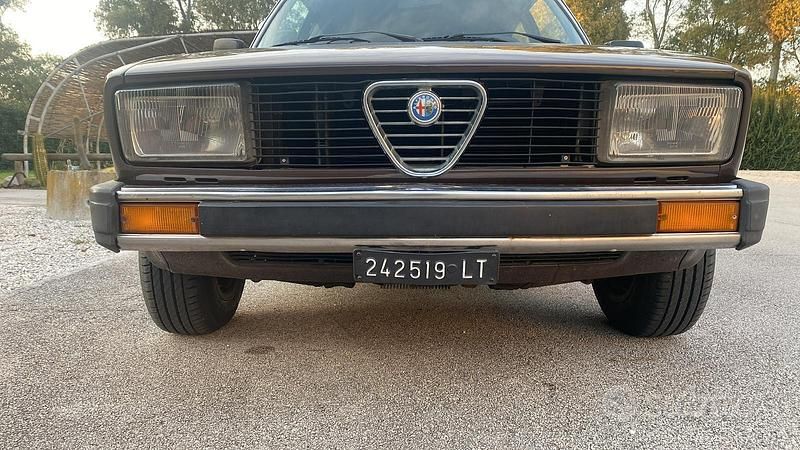 Usata Alfa Romeo 2000 130 CV (95 kW) 1980 Marrone Berlina