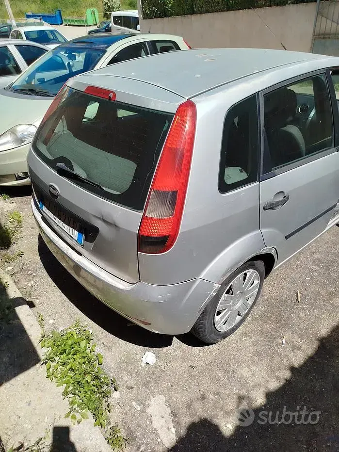 Usata Ford Fiesta 80 CV (58 kW) 2002 Grigio Utilitaria
