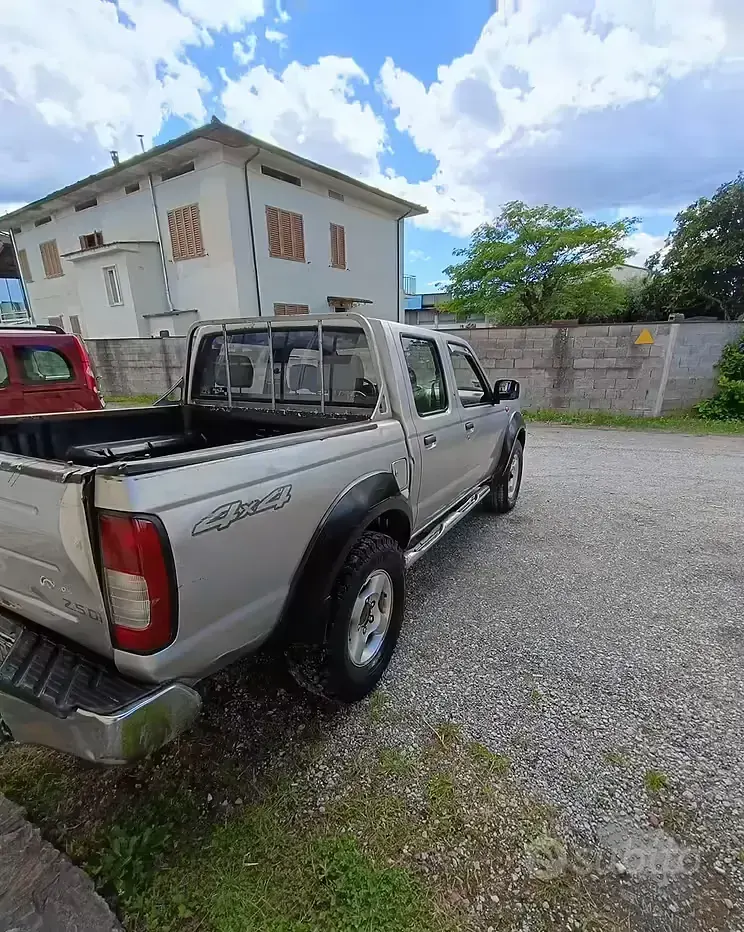 Usata Nissan Navara 133 CV (97 kW) 2004 Grigio Pick-up