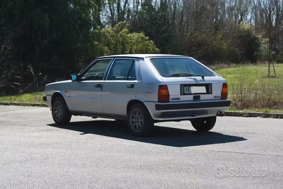 Usata Lancia Delta 78 CV (57 kW) 1987 Grigio Utilitaria