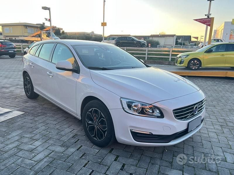 Bianco Usata 2015 Volvo V60 Business Edition Station wagon | 9900 € (Super prezzo) - Immagine 1/4