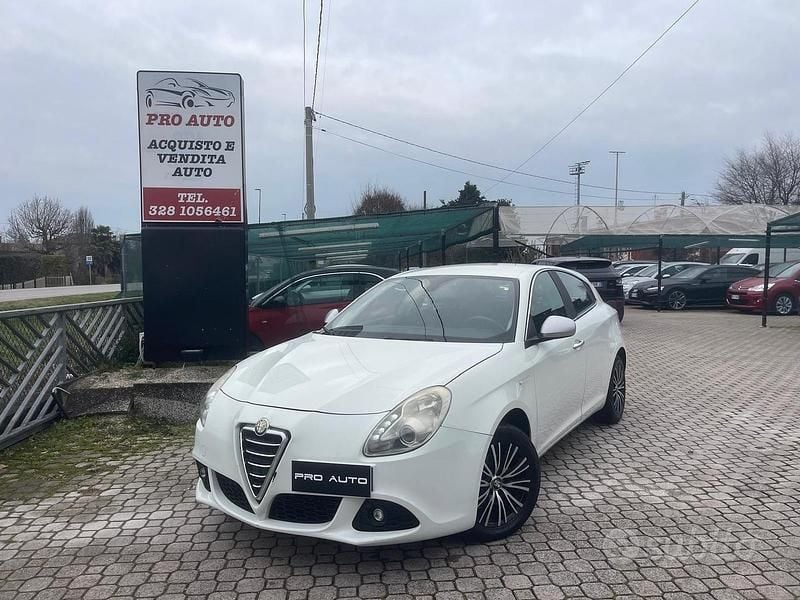 Bianco Usata 2011 Alfa Romeo Giulietta Exclusive Tre volumi | 4399 € (Buon prezzo) - Immagine 1/4