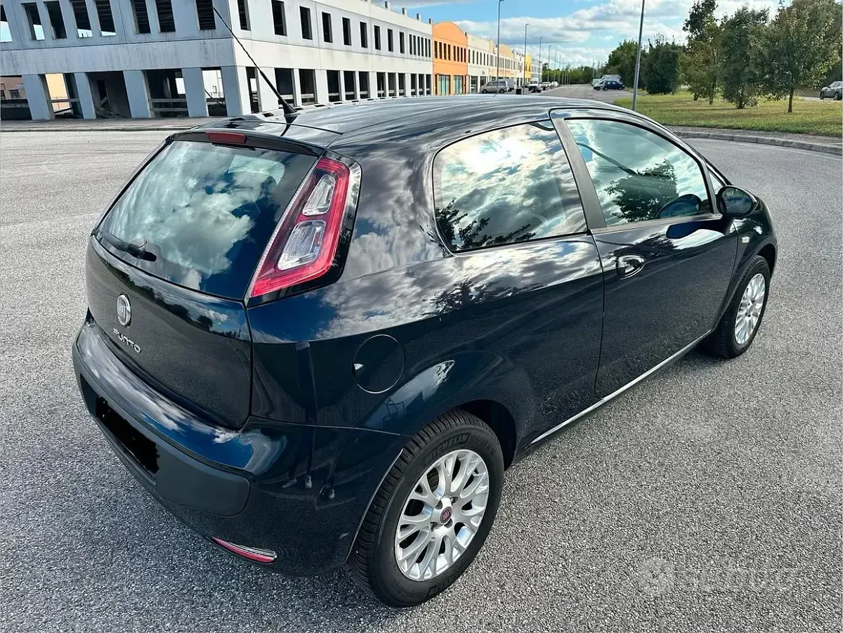 Usata Fiat Grande Punto 69 CV (50 kW) 2011 Bluazzurro Utilitaria