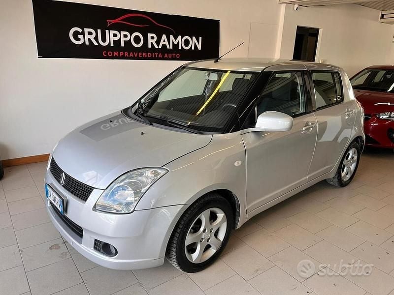 Usata Suzuki Swift GLX 92 CV (67 kW) 2005 Grigio Utilitaria