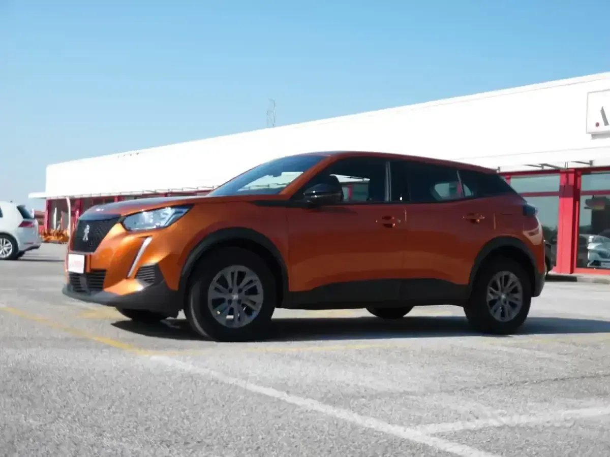 Usata Peugeot 2008 Active 131 CV (96 kW) 2023 Orange fusion SUV