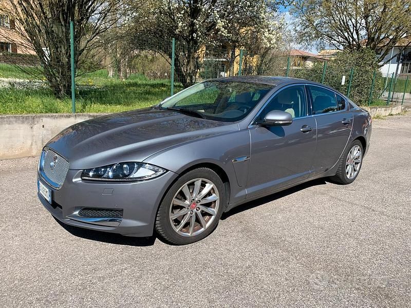 Usata Jaguar XF 200 CV (147 kW) 2014 Grigio Berlina