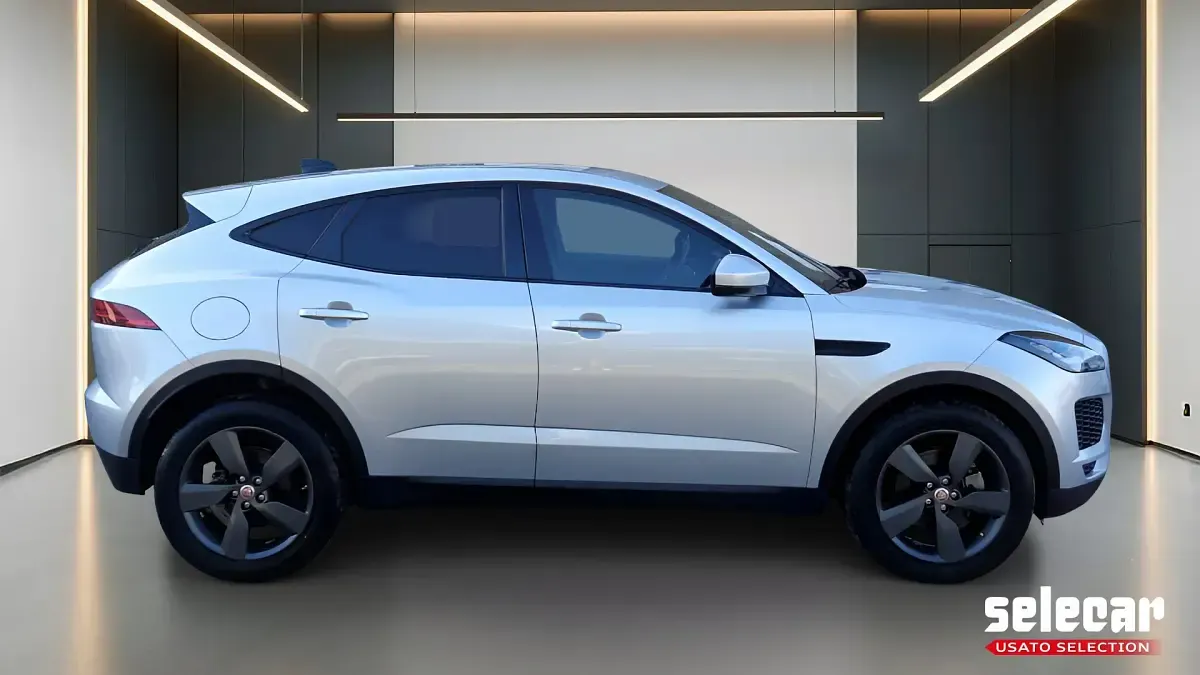 Usata Jaguar E-Pace R-Dynamic 150 CV (110 kW) 2021 N2s argento metallizzato SUV
