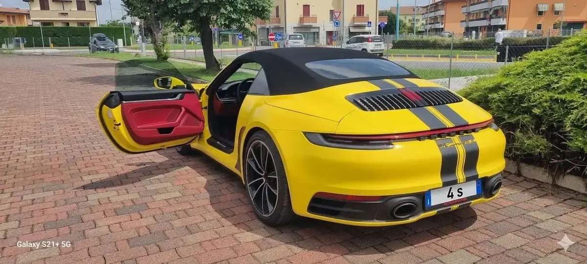 Usata Porsche 992 450 CV (330 kW) 2021 Giallo Cabrio