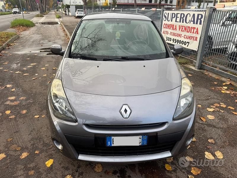Marrone Usata 2010 Renault Clio II Tre volumi | 4350 € (Buon prezzo) - Immagine 1/4