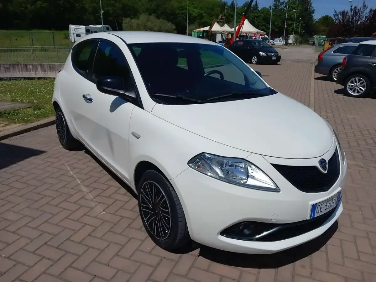 Gebraucht Lancia Ypsilon Gold 69 PS (50 kW) 2021 Weiß Kleinwagen