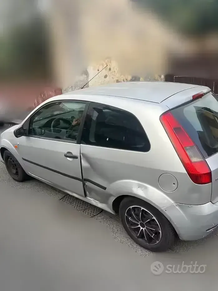 Usata Ford Fiesta 68 CV (50 kW) 2004 Grigio Utilitaria