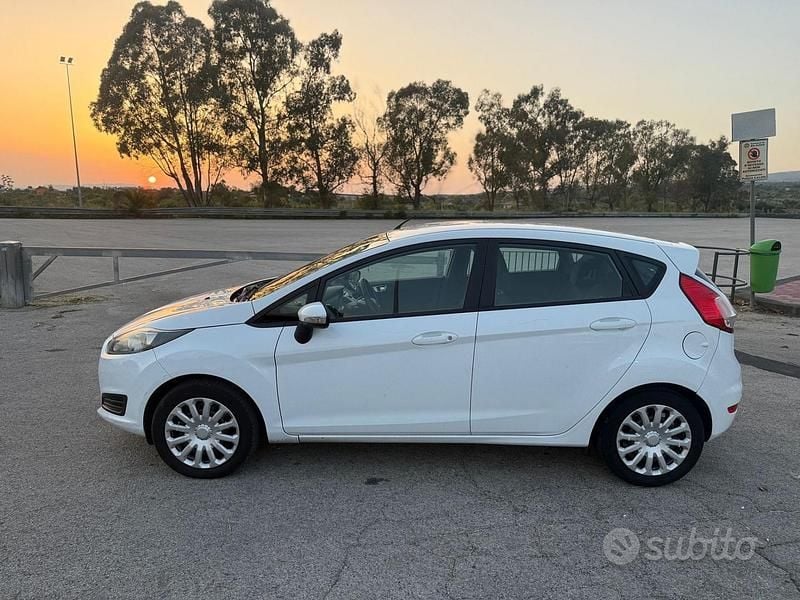 Usata Ford Fiesta 75 CV (55 kW) 2014 Bianco Utilitaria