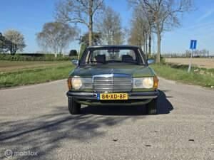 Usata Mercedes 200 60 CV (44 kW) 1982 Verde Berlina