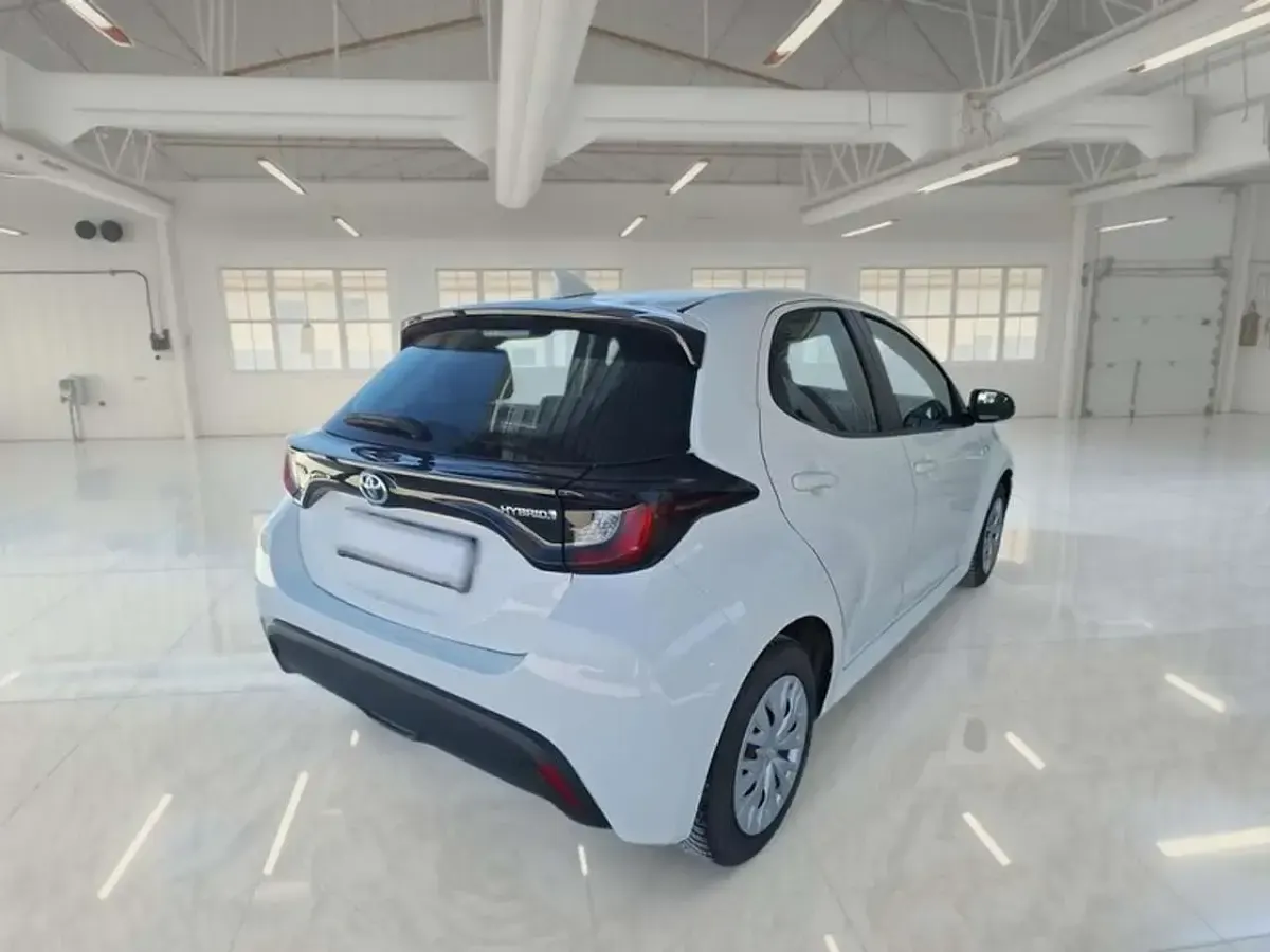 Usata Toyota Yaris Hybrid Business Edition 92 CV (67 kW) 2021 Bianco Berlina