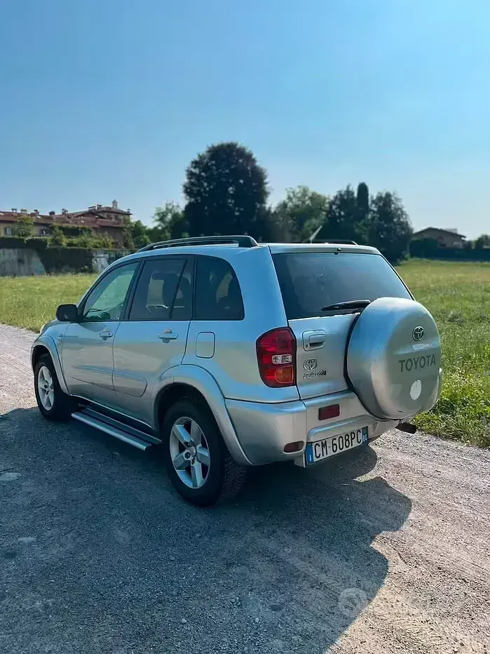 Usata Toyota RAV4 150 CV (110 kW) 2004 Grigio SUV