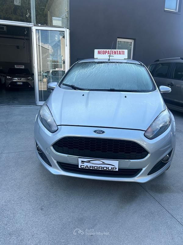 Usata Ford Fiesta 75 CV (55 kW) 2016 Gray Berlina