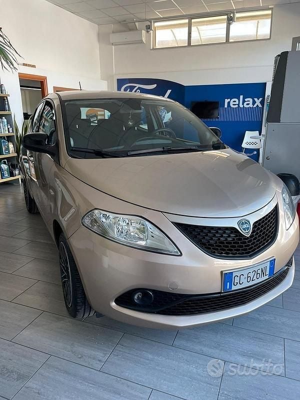Usata Lancia Ypsilon 69 CV (50 kW) 2021 Oro Utilitaria