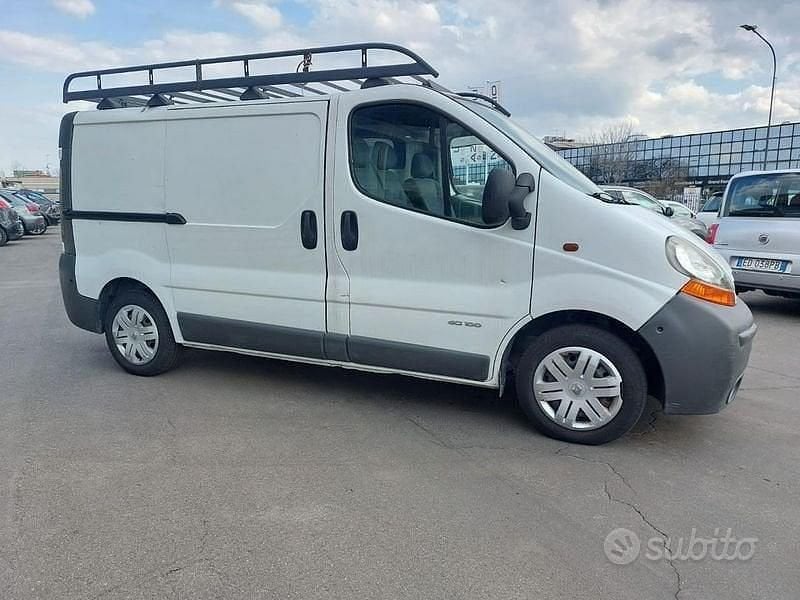 Usata Renault Trafic 101 CV (74 kW) 2004 Bianco / pastello Monovolume