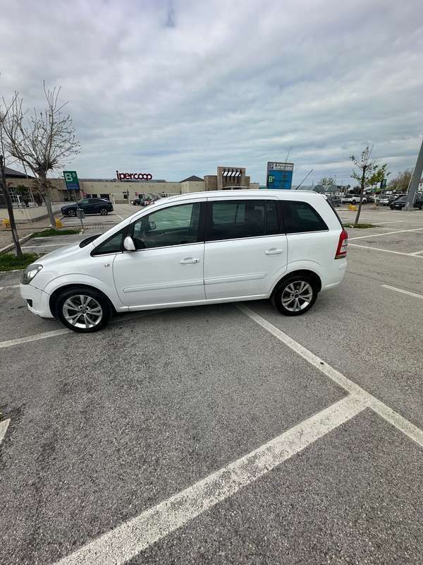 Usata Opel Zafira 150 CV (110 kW) 2014 Bianco Monovolume