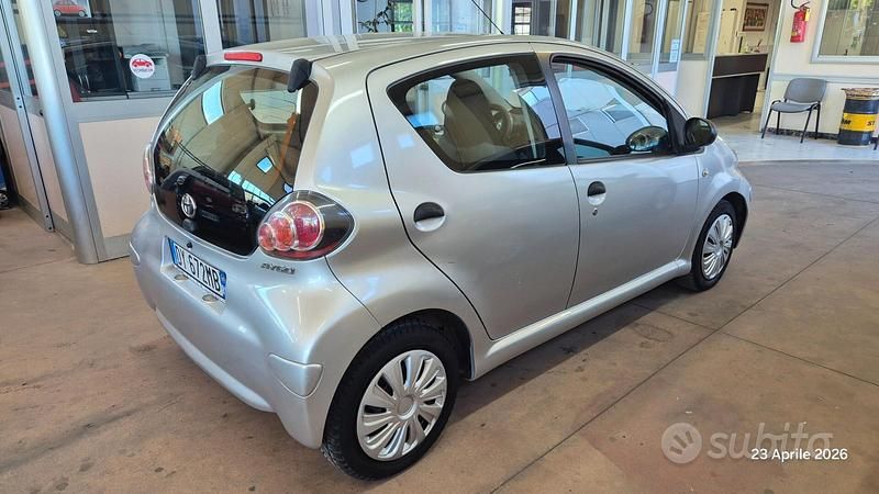 Usata Toyota Aygo Sol 68 CV (50 kW) 2010 Grigio Utilitaria