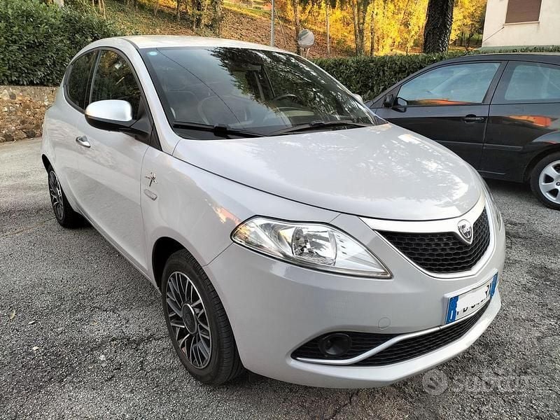 Grigio Usata 2016 Lancia Ypsilon Due volumi | 7900 € (Cara) - Immagine 1/4