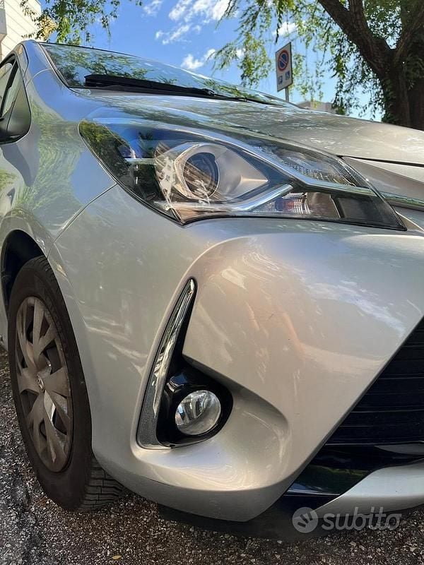 Grigio Usata 2017 Toyota Yaris Due volumi | 8000 € (Super prezzo) - Immagine 1/4