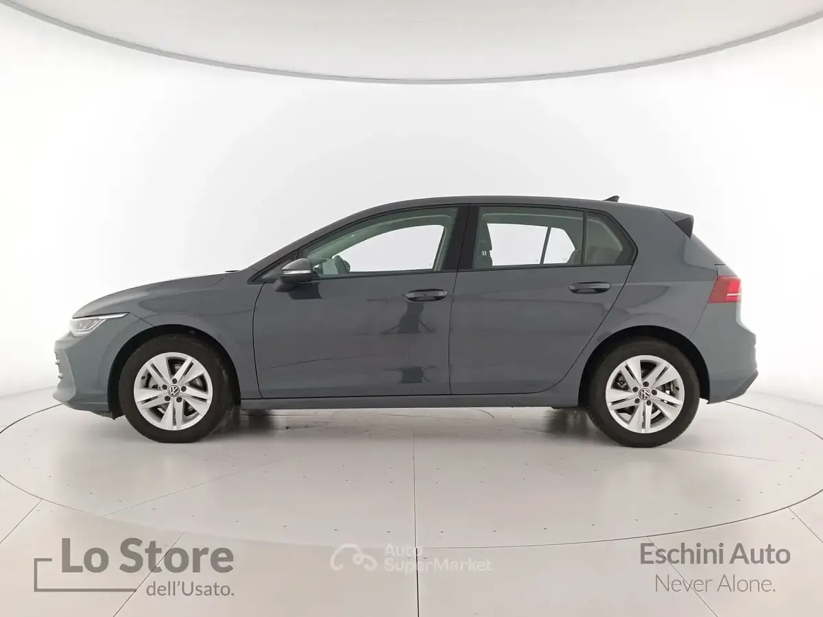 Usata VW Golf VIII Life 116 CV (85 kW) 2025 Dolphin grey metallizzato Berlina
