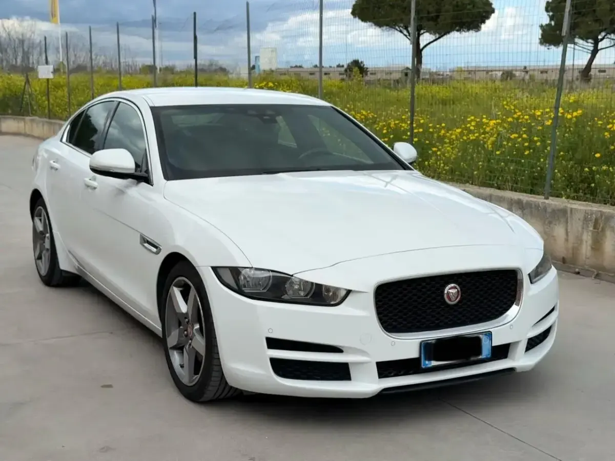 Usata Jaguar XE Pure 180 CV (132 kW) 2016 Bianco Berlina