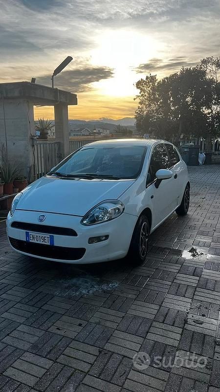 Usata 2012 Fiat Punto Tre volumi | 4000 € (Buon prezzo) - Immagine 1/4
