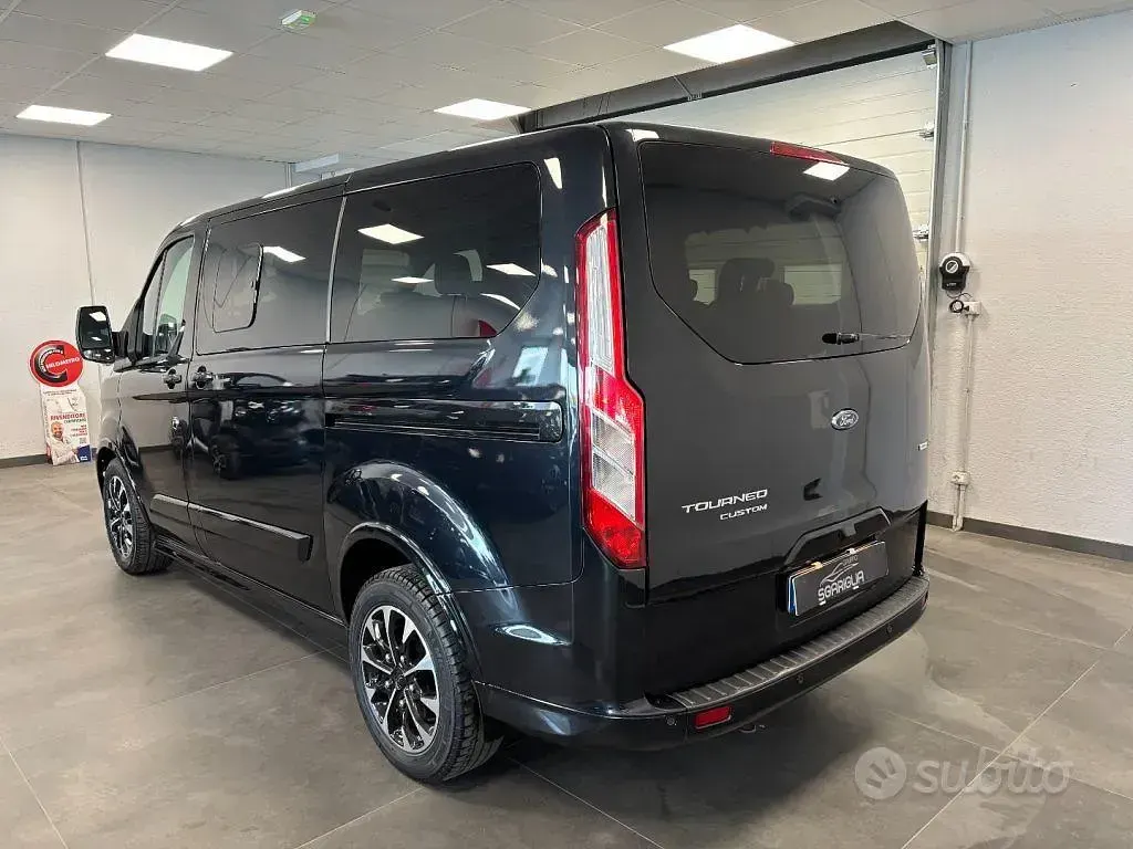 Usata Ford Tourneo Custom Sport 150 CV (110 kW) 2023 Nero Furgone