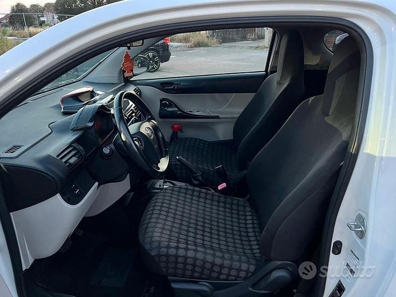 Usata Toyota iQ 98 CV (72 kW) 2011 Bianco Utilitaria