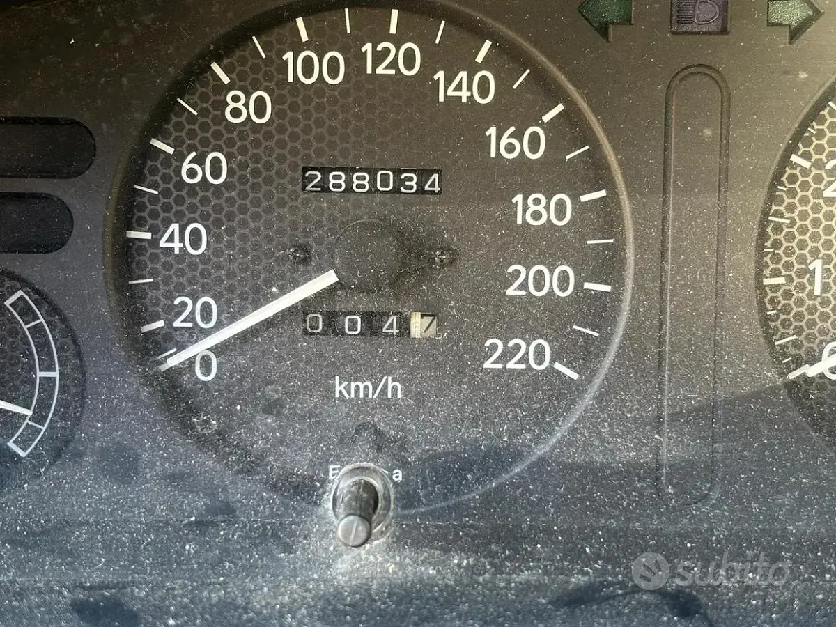 Usata Toyota Corolla 86 CV (63 kW) 1998 Grigio Berlina