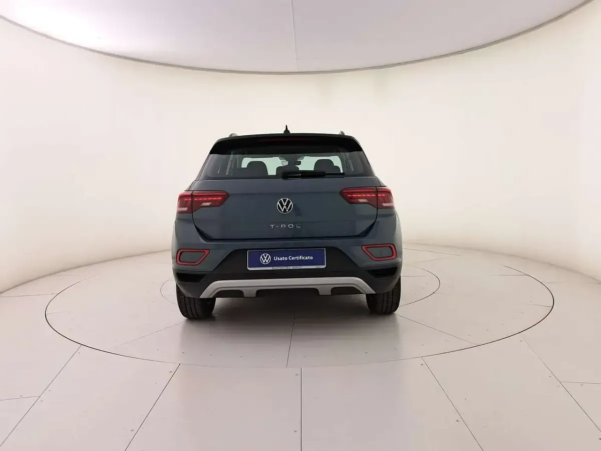 Usata VW T-Roc Life 116 CV (85 kW) 2025 Petroleum blue metallizzato nero SUV