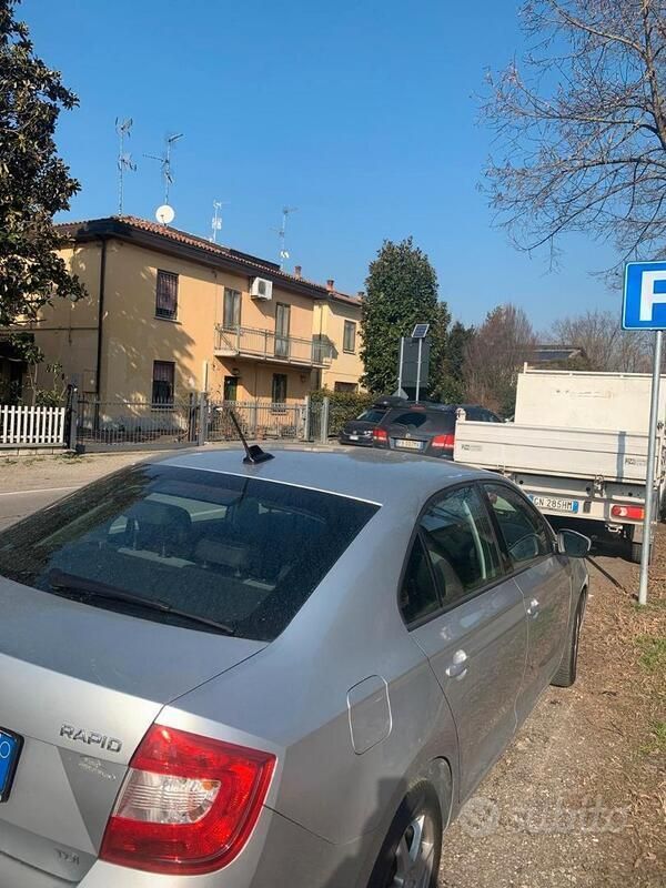 Usata Skoda Rapid Elegance 105 CV (77 kW) 2012 Argento Berlina
