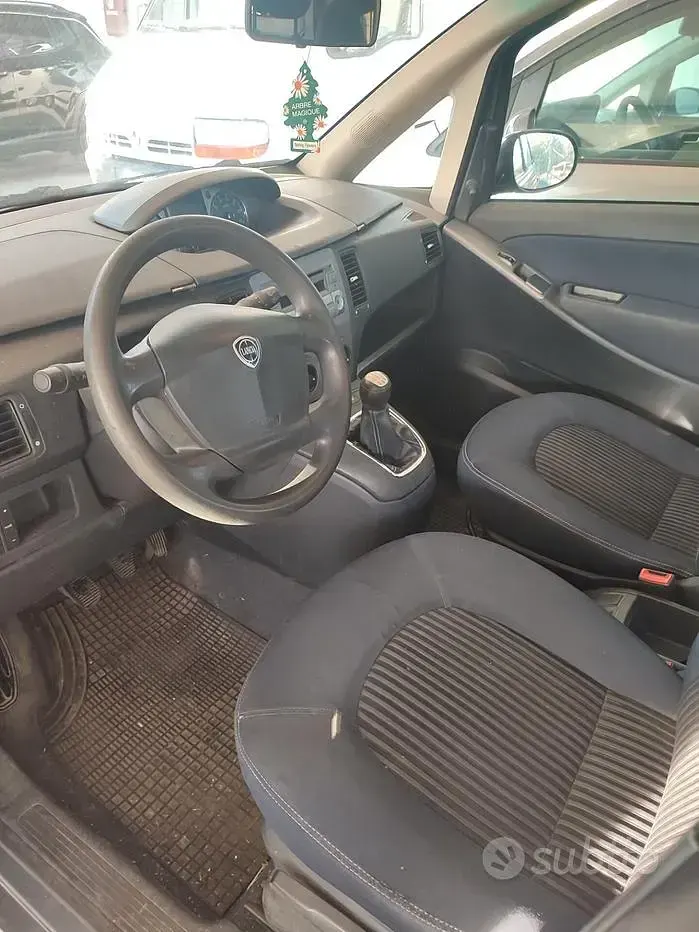 Usata Lancia Musa 90 CV (66 kW) 2009 Grigio Monovolume