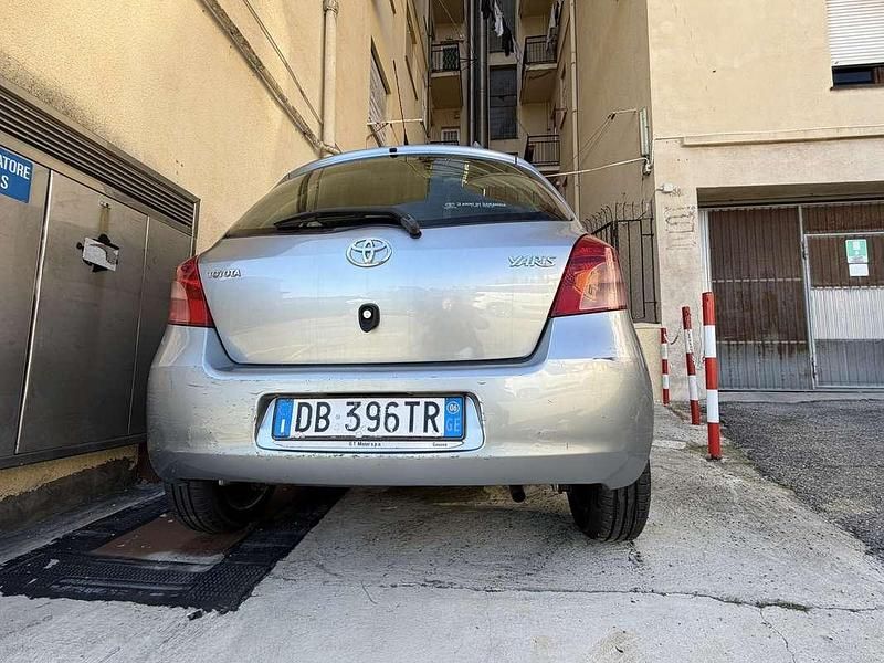Usata Toyota Yaris Sol 69 CV (50 kW) 2006 Argento Berlina
